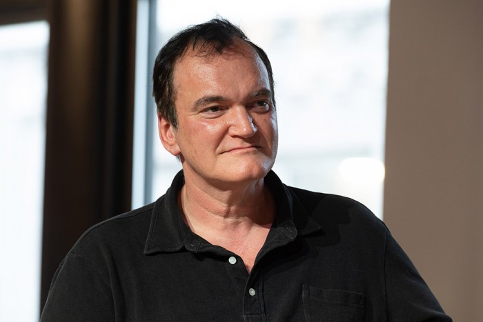 Soha nem látott Ponyvaregény-jeleneteket árvereznek el, Tarantino maga az eladó