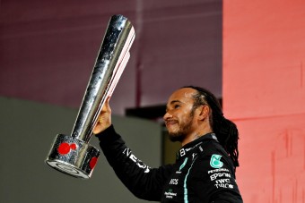 F1: Hamilton nyeregben érzi magát a „pokoli év” végén
