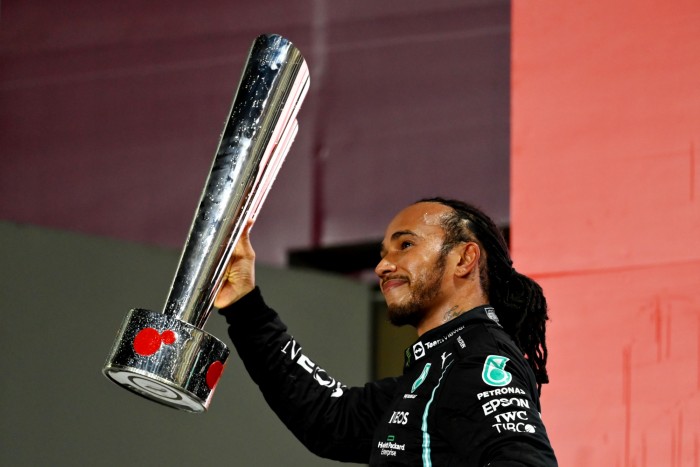 F1: Hamilton nyeregben érzi magát a „pokoli év” végén