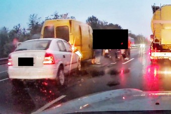Belerohant egy álló furgonba, azonnal megverték a 4-es úton