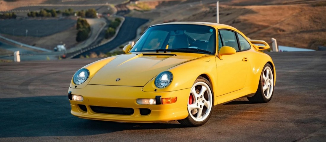 Didergés ellen felmelegít ez a sárga Porsche 911