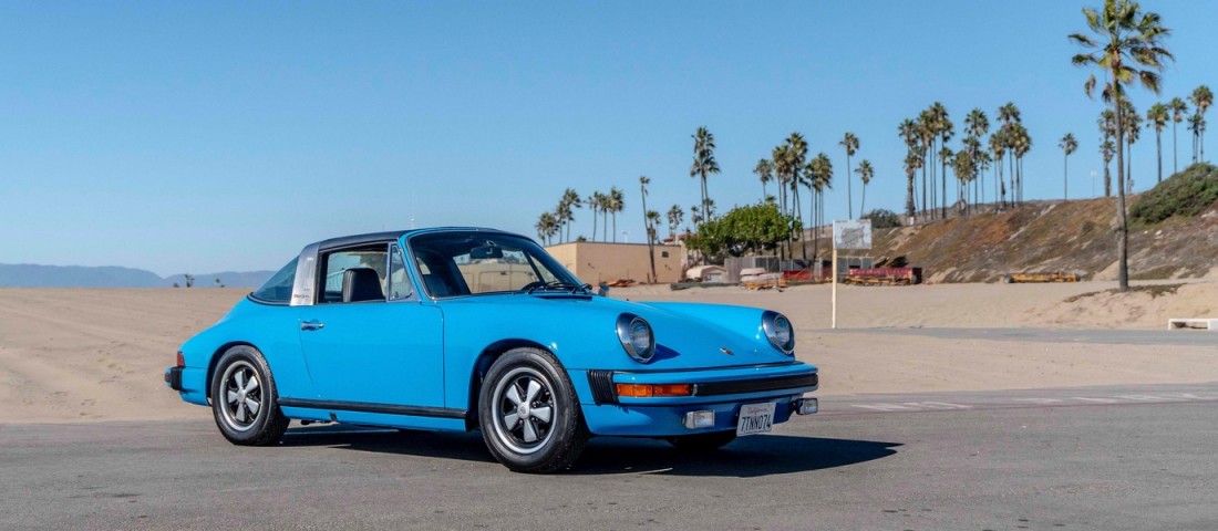 Nyárba repít a strandkorlátkék Porsche 911