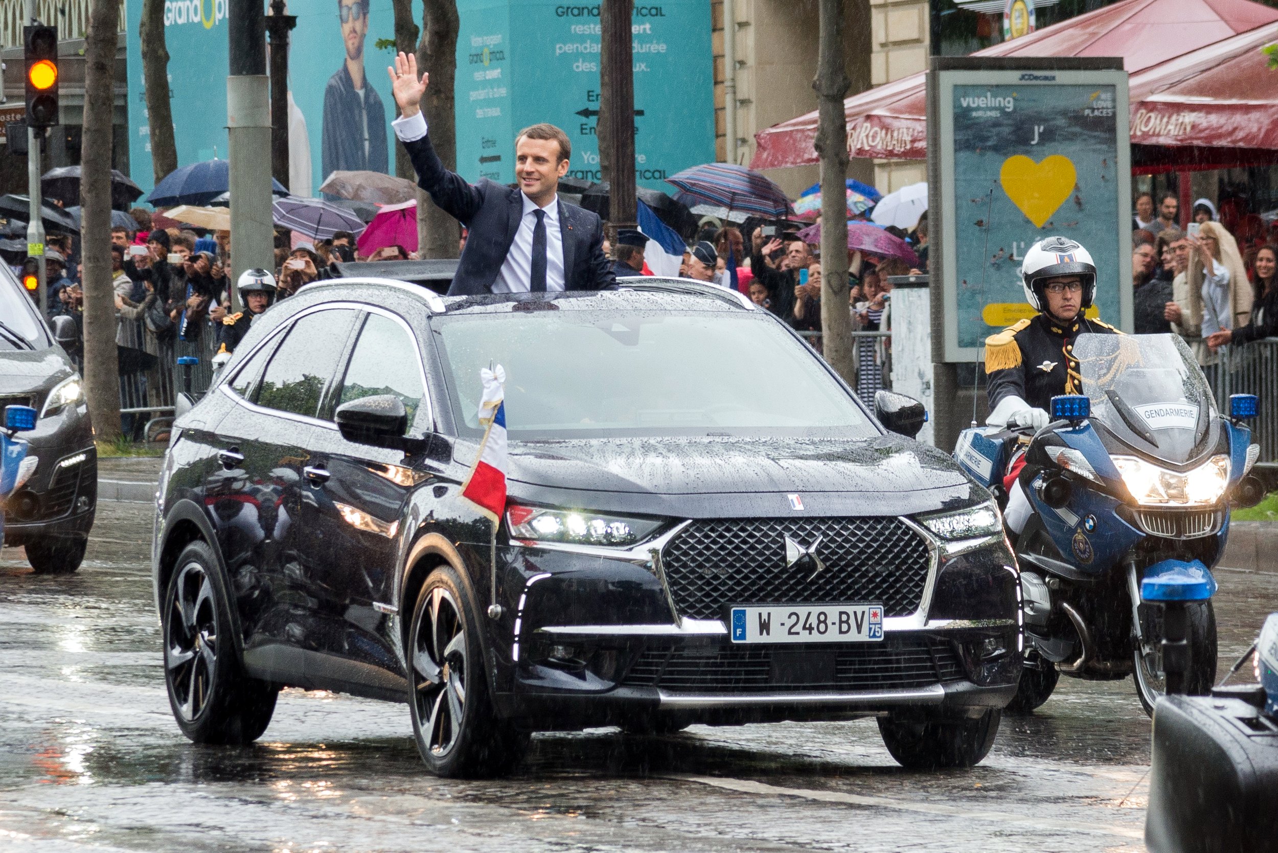 Páncélozott terepjárót kapott a francia elnök 4