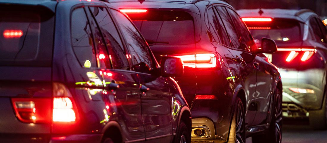 Pirosnál fékezni? Hülyeség, vagy okos húzás?