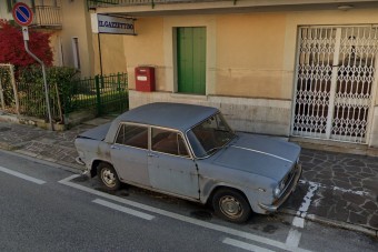 47 éve áll mozdulatlanul az utcán egy autó, már igazi nevezetesség