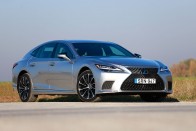 Vajon mennyi luxus fér bele 50 millióba? – Lexus LS 500h AWD 51