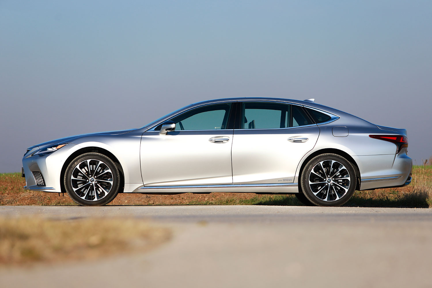 Vajon mennyi luxus fér bele 50 millióba? – Lexus LS 500h AWD 6