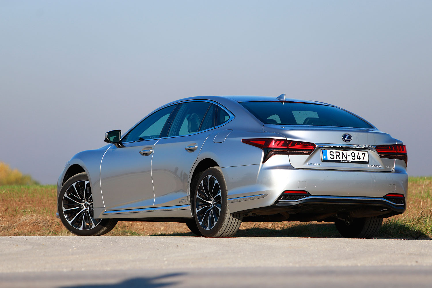 Vajon mennyi luxus fér bele 50 millióba? – Lexus LS 500h AWD 7