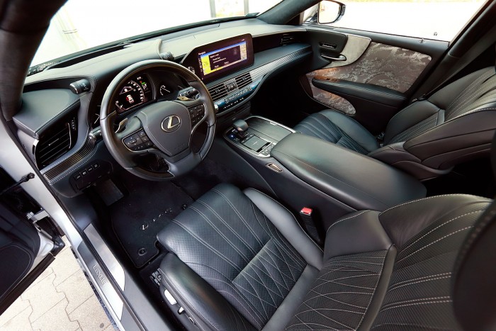 Vajon mennyi luxus fér bele 50 millióba? – Lexus LS 500h AWD 8