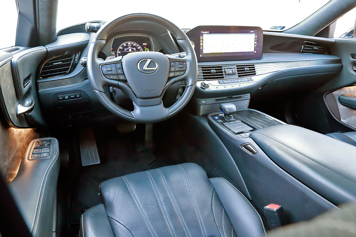 Vajon mennyi luxus fér bele 50 millióba? – Lexus LS 500h AWD 17