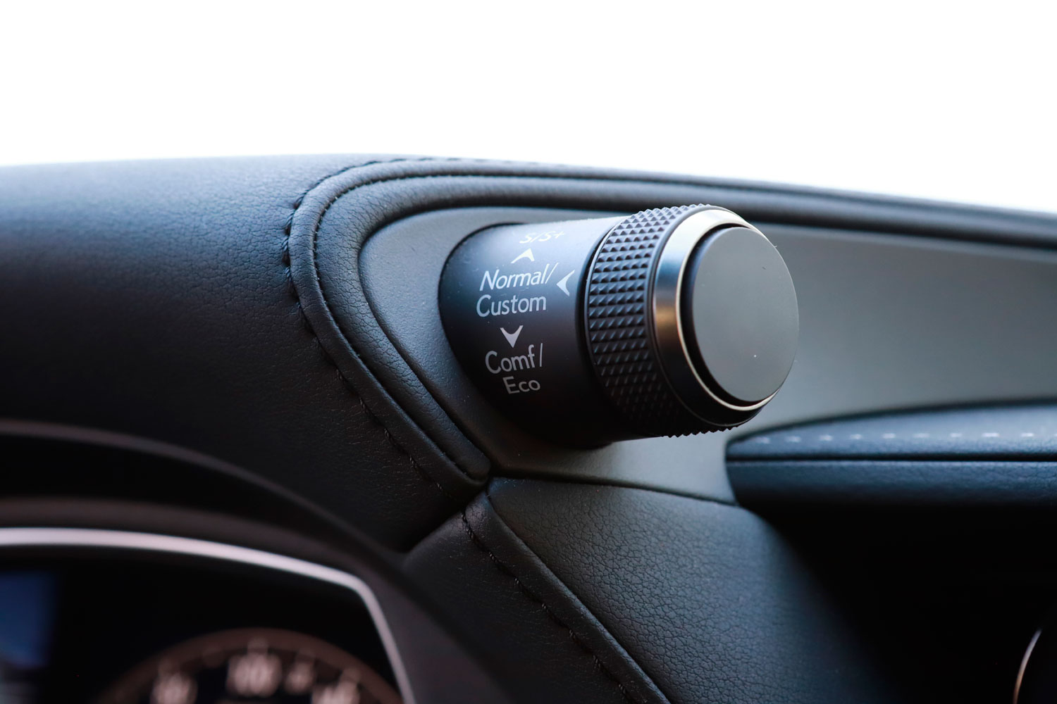 Vajon mennyi luxus fér bele 50 millióba? – Lexus LS 500h AWD 30