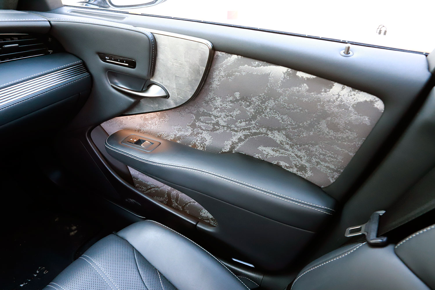 Vajon mennyi luxus fér bele 50 millióba? – Lexus LS 500h AWD 33