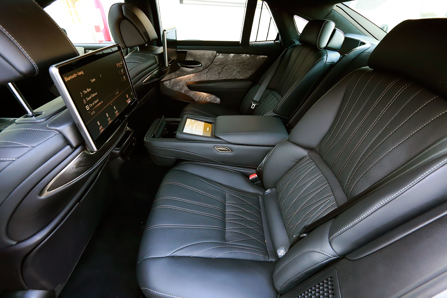 Vajon mennyi luxus fér bele 50 millióba? – Lexus LS 500h AWD 37