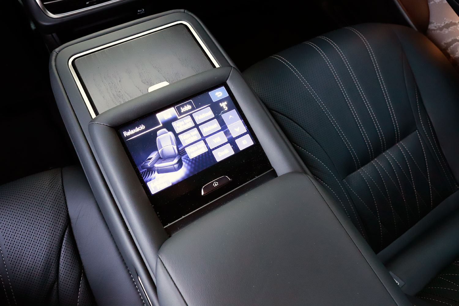 Vajon mennyi luxus fér bele 50 millióba? – Lexus LS 500h AWD 42