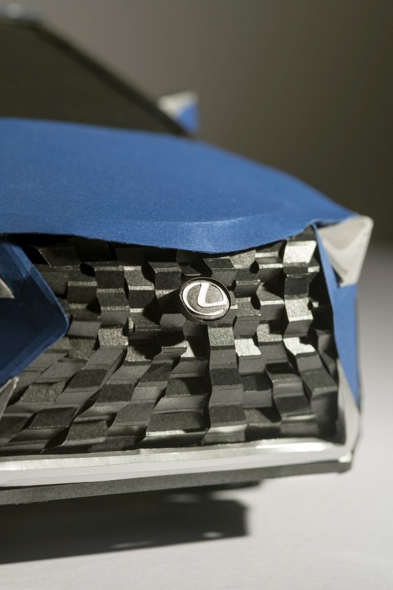 Hihetetlenül részletes papírautót hajtogattak 6