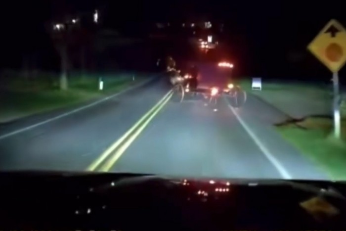 Szikrázó kerékkel driftelt ki egy lovas kocsi az autó elé