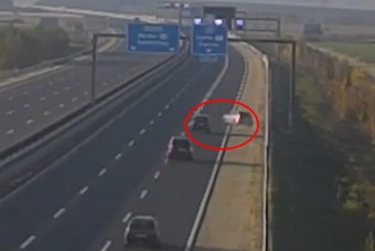 Megállt olvasgatni az autópályán, majdnem baleset lett belőle, kétszer is