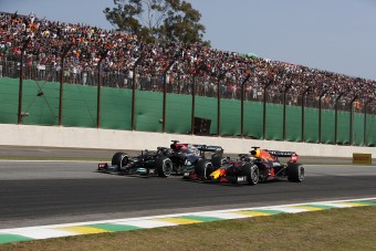 F1: Feljelentette Verstappent a Mercedes 