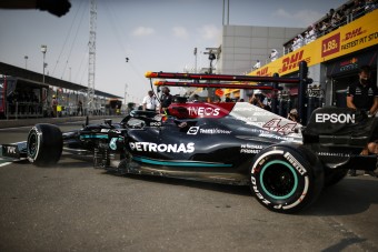 F1: Lefotózták, így trükközhet a Mercedes