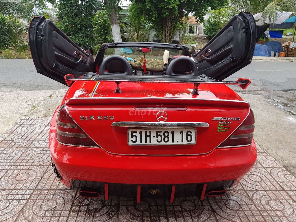 Otthonos vietnámi stílust kapott ez a Mercedes SLK 4