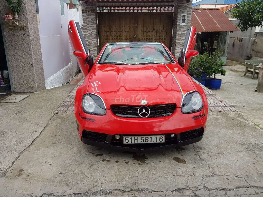 Otthonos vietnámi stílust kapott ez a Mercedes SLK 1
