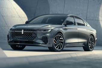 Autót építettek egy szélesvásznú mozi köré