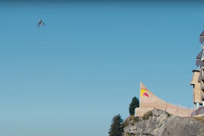 135 méteres halálugrást mutatott be egy motoros