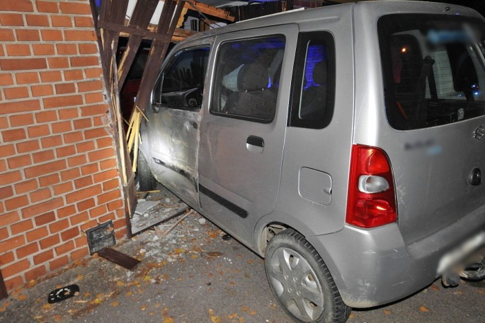 Felöntött a garatra, belerongyolt egy garázsba a magyar autós 1