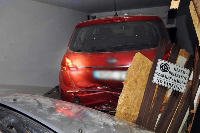 Felöntött a garatra, belerongyolt egy garázsba a magyar autós 3 | Vezess Felöntött a garatra, belerongyolt egy garázsba a magyar autós 3