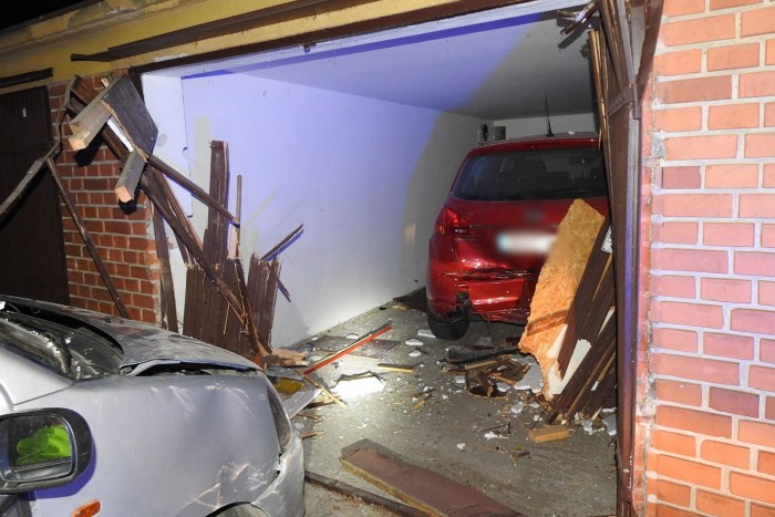 Felöntött a garatra, belerongyolt egy garázsba a magyar autós 2