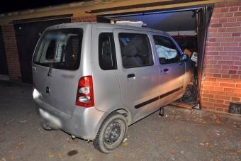 Felöntött a garatra, belerongyolt egy garázsba a magyar autós