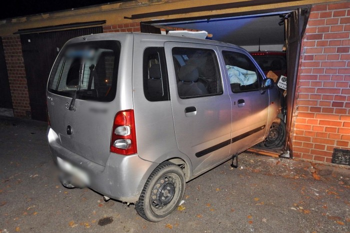 Felöntött a garatra, belerongyolt egy garázsba a magyar autós