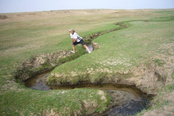 Simán át lehet ugrani a világ legkeskenyebb folyóját