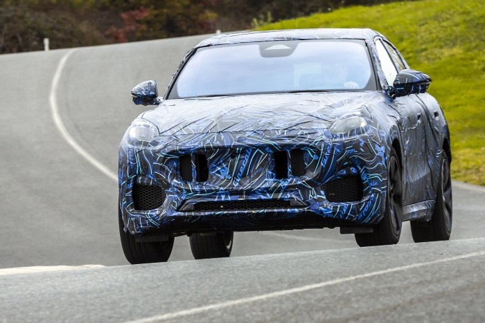 Hibrid luxusterepjáró Olaszországból 9