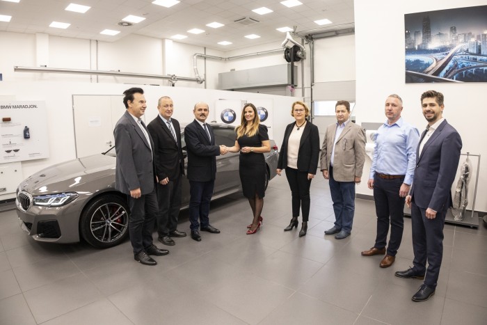 BMW-kkel szórnak meg magyar iskolákat