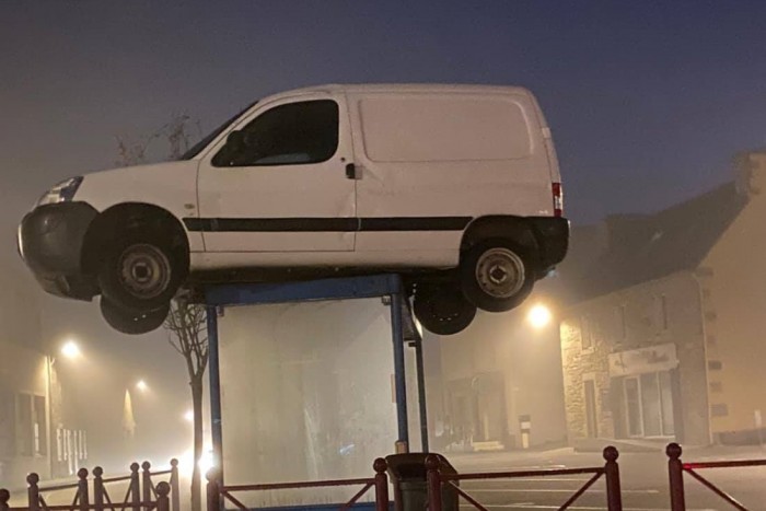 Így még tuti nem „parkoltak” buszmegállóban