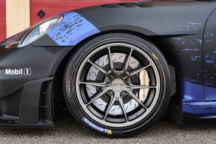 Kőkemény középmotoros versenyautó a Porschétól 6