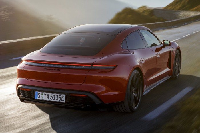 Mindenben többet kínál a Porsche csúcs-villanyautója 6