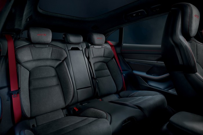 Mindenben többet kínál a Porsche csúcs-villanyautója 9