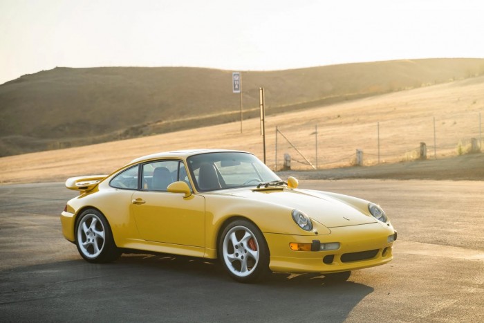 Didergés ellen felmelegít ez a sárga Porsche 911 8