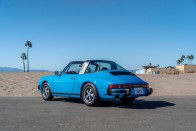 Nyárba repít a strandkorlátkék Porsche 911 2