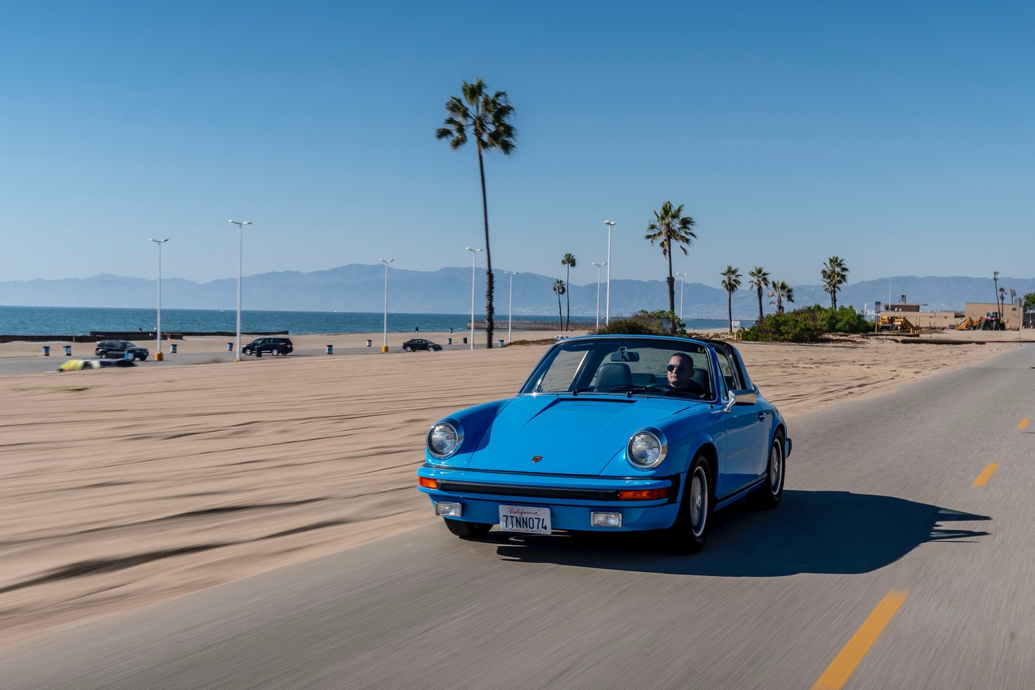 Nyárba repít a strandkorlátkék Porsche 911 6