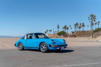 Nyárba repít a strandkorlátkék Porsche 911