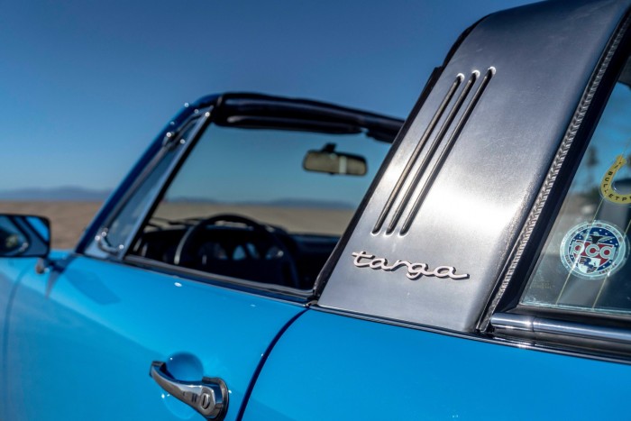 Nyárba repít a strandkorlátkék Porsche 911 7