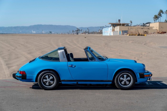 Nyárba repít a strandkorlátkék Porsche 911 6