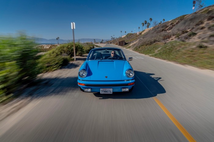 Nyárba repít a strandkorlátkék Porsche 911 8