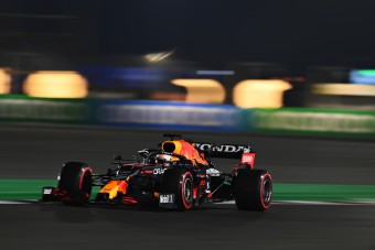 F1: Hivatalos, megbüntették Verstappenéket