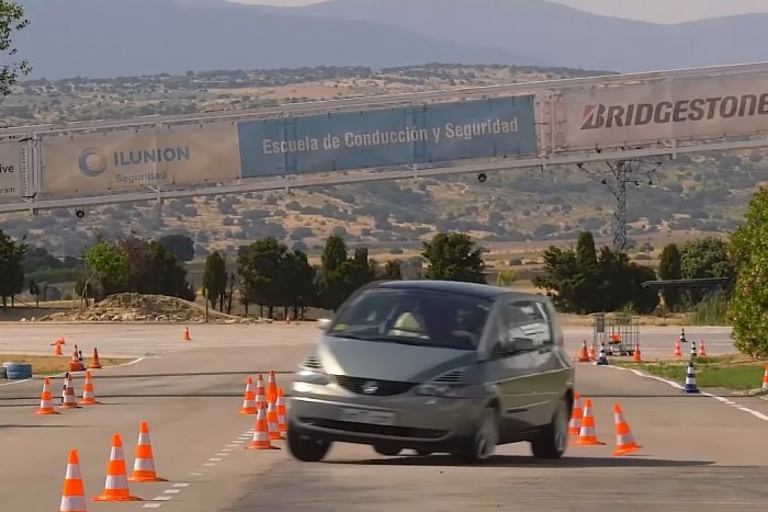 Ebben egy Porschéval vetekszik a különc Renault