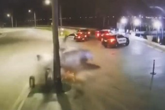 Rendőrök előtt csattant brutálisat egy autós