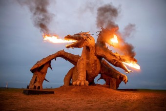 Életnagyságú tűzokádó sárkány egy orosz falu látványossága